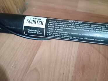 Giryalar: Qara rəngli, qatlana bilən "Urban Scooter" modeli, şəhər daxilində