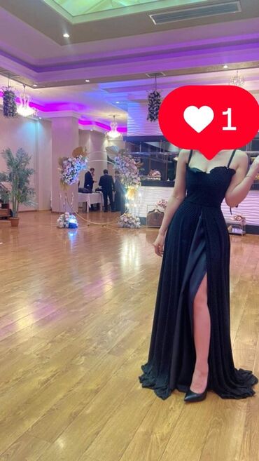 Qadın ayaqqabıları: XS razmer. 220 azn tikilib popular coutereda. 55 azn satılır