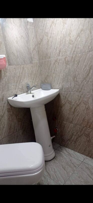 main mtk 1 otaqlı: Kirayə üçün 1 otaqlı, mebelli kiçik mənzil/otaq. Xüsusiyyətlər: -