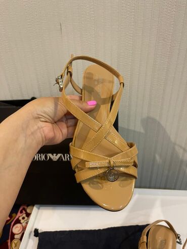 Basanoşka və səndəllər: Ölçü: 36, rəng - Bej, Yeni — 10