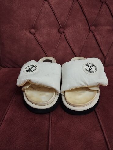 predo 5 nomre: Tapıcka alınıb 50 AZN 38 razmeri heç bir prablemim yoxdur sadəcə rəngi