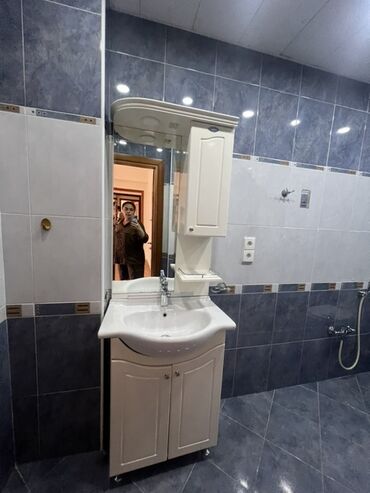 Duş başlıqları: Ağ rəngdə müasir üslubda dizayn edilmiş hamam mebeli dəsti. Dəstə