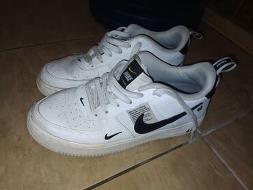 muske bele patike za odelo: Nike patike,40broj odlicno stanje.,dogovor