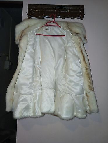 Ağ-qəhvəyi tonlarda xəz qadın palto - Model: qısa-kloş kəsimli, geniş
