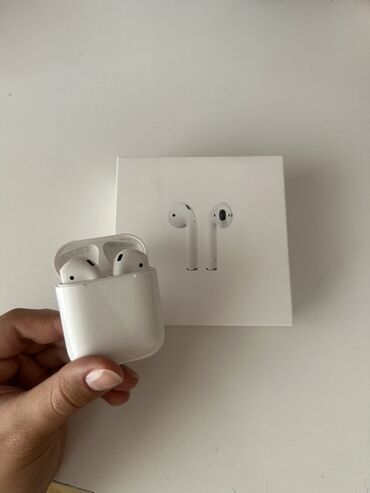 серьга кафф на одно ухо: Беспроводные наушники Apple AirPods 2-го поколения в белом цвете. Не