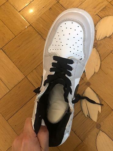 Krasofkalar və idman ayaqqabıları: Nike Ağ–boz rəng kombinində, qara “Swoosh” loqolu yüksək boğazlı — 3