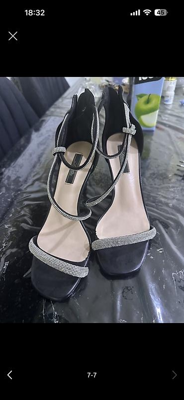 ayaqlar: Qadınların axşam dəvətləri və xüsusi günlər üçün zərif sandal modeli — 1