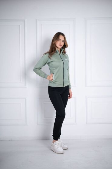 Gornji i donji deo: Nova boja 
likra s, m, l, xl, 2xl 
Cena 3200 din — 5