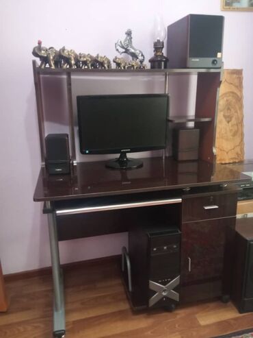 школьные пренадлежности: Компьютерный стол, Б/у, С полками