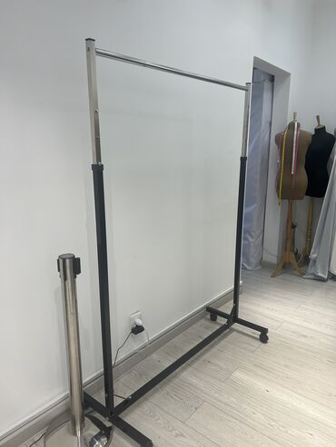 манекен для головных уборов: Продаю вешалки в отличном состоянии. Много. Высота регулируется