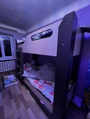 детская двухъярусная: Двухъярусная кровать - Конструкция: два спальных места одно над