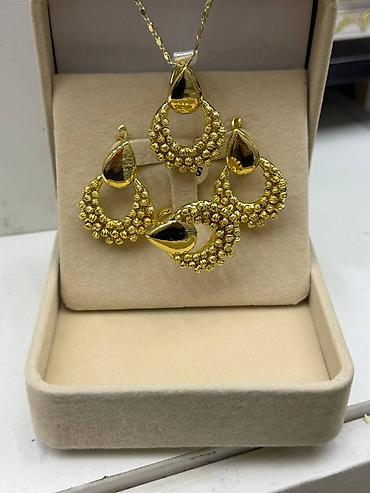 Наборы украшений: Наборы ювелирных украшений в подарочных боксах. Состав каждого — 5