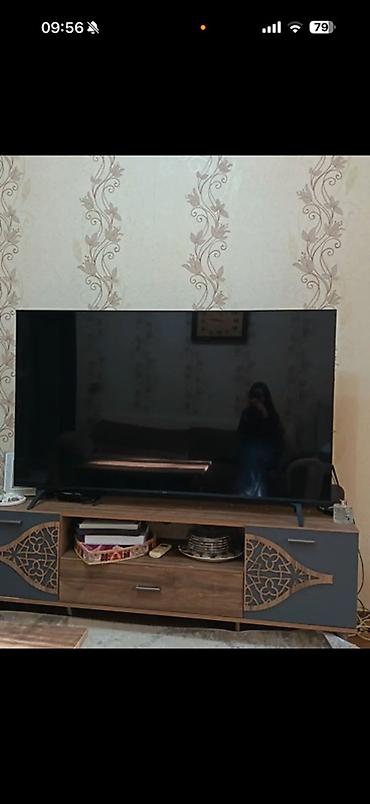 divar refleri: TV və TV altlığı dəsti - Ekran: təxminən 55–60 düym düz ekran LED TV — 1