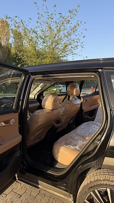 GAC: Черный кроссовер/внедорожник с просторным салоном и бежевой кожаной — 22