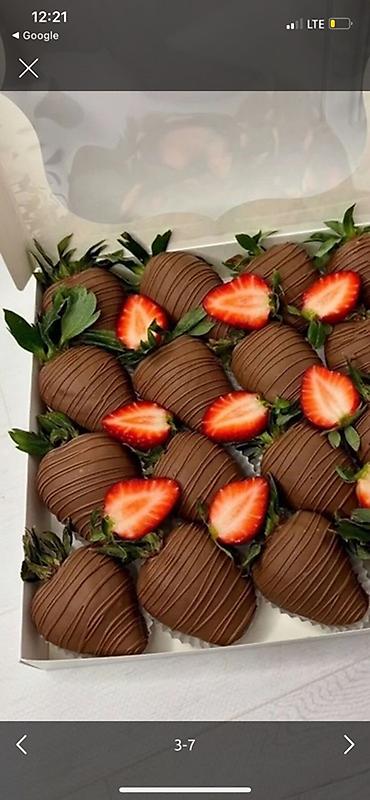 Кондитерские изделия, сладости: Клубника в шоколаде — набор ягод премиального размера, покрытых — 1