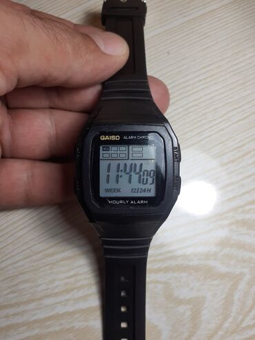 Qol saatları: Bütün saatların bir ədədi 7 manatdır. Çatdırılma Ayna Sultanova — 7