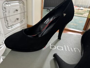 б у туфли: Продаю туфли 38-39 
Черные очень удобные