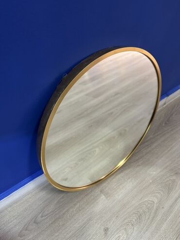 цифровые настенные часы: Круглое настенное зеркало с металлической золотистой рамкой