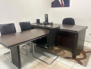 Təmir və tikinti: Ofis masası dəsti tünd qəhvəyi rəngdədir və geniş iş sahəsi təmin