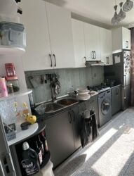 1 otaqli evler sumqayitda: Metbex mebeli 500azn satilir. 1ilindi. Hec bir problemi yoxdu. Tecili