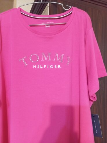 Futbolka və maykalar: Tommy Hilfiger brendindən çəhrayı rəngli qadın köynəyi. Qısa qolları