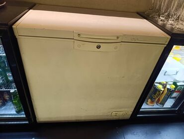 холодильник для мороженого: Большой морозильный ларь с верхней крышкой. Характеристики и