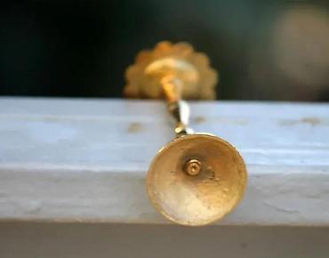 Sveće i svećnjaci: Antikvarni mesingani svećnjak. Elegantan mesingani svećnjak — 4