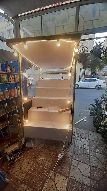 Оборудование для магазинов: LED işıqlı vitrin/stand - 3 pilləli nümayiş rəfi: çiçək və bitkilər — 2