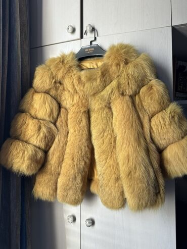 Cinslər: Qısa xəz kürk – qızılı sarı ton - Dizayn: Həcmli, zolaqlı panellərlə