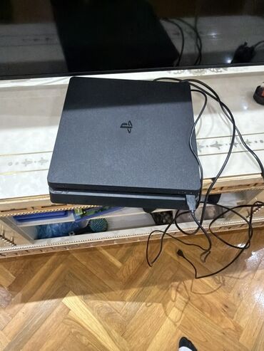 ekran ucun sade sekiller: PlayStation 4 Slim oyun konsolu paketi Komplekt: - PS4 Slim konsolu