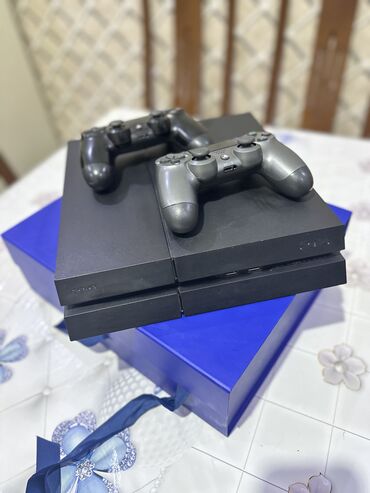 очень срочно продам: Продается Play Station 4, с 10 играми. Прошитый. В комплекте 2