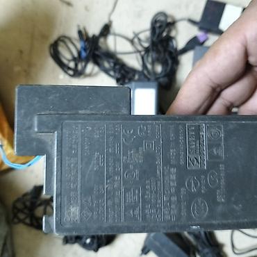 (Hamisini biryerde verem )Müxtəlif növ elektrik adapterləri və qida — 2