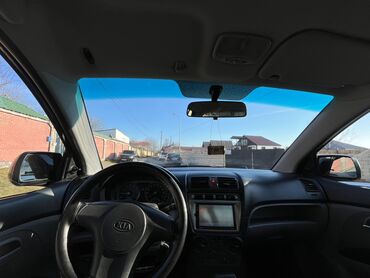 Kia: Kia Picanto EX, qara rəng, 5 qapılı hetçbek. Xüsusiyyətlər: - Kompakt — 9