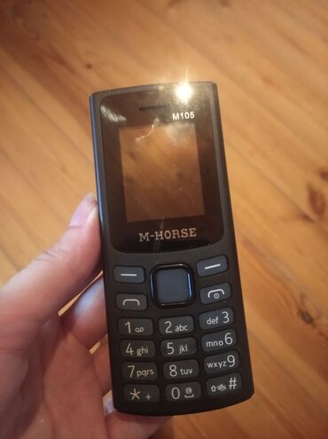 düyməli telefon: M-HORSE M105 modeli mobil telefon, qara rəngdə mövcuddur. Bu telefon
