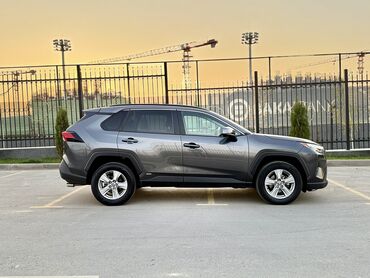 срочно продаю в связи с переездом: Toyota RAV4: 2022 г., 2.5 л, Автомат, Гибрид, Кроссовер