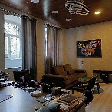 İcarəyə ofislər: Icarəyə verilir – kiçik ofis sahəsi Ünvan: mərkəzi küçəboyu piyada — 8