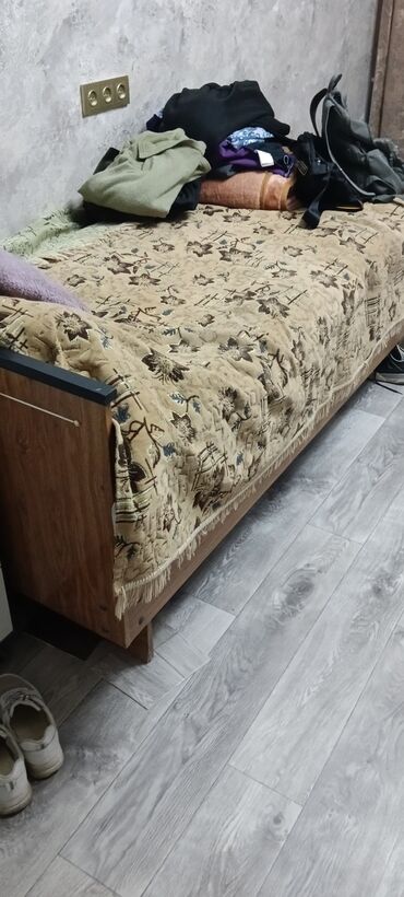 куплю односпальную кровать: Продаю кровать.Односпальная с матрасом в отличном состоянии