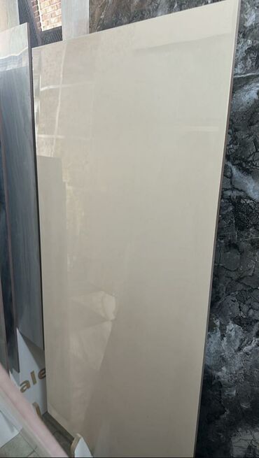 Kafel və metlax: Böyük ölçülü keramika/plastik kompozit panel – parlaq krem rəngli