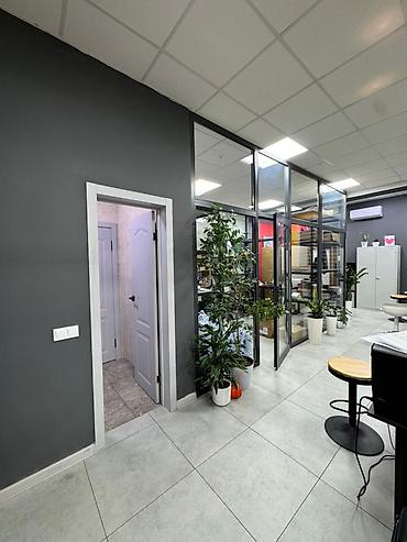 Аренда офисов: Аренда офисов, 100 м², В жилом комплексе, 1 линия, С оборудованием, С видом на горы — 9