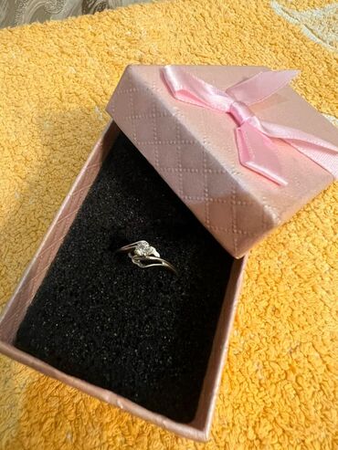 кольцо с брилиантом: Продаю бриллиантовые золотые кольца из белого золота 750 проба 320$