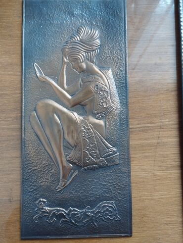 часы ручной работы настенные: Срочно, дёшево продаю чеканки, в хорошем состоянии. 1) Воин/богатырь