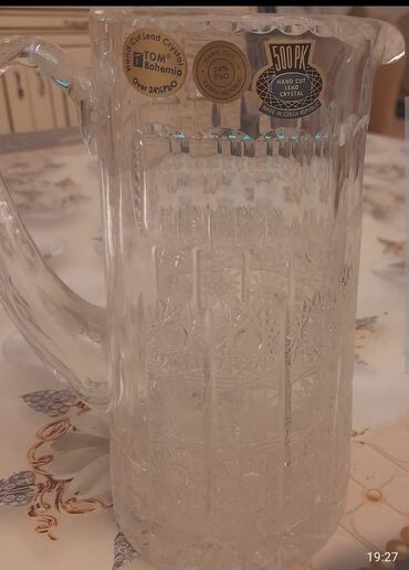 Qrafinlər və səhənglər: Tomun Boheması satılır