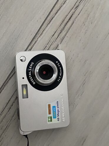 цифровая видеокамера: Цифровая камера 4000 сомов Хорошая качество Работает с sd картой