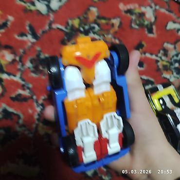 Игрушки: Игрушка-трансформер, способная менять форму из автомобиля в робота — 3