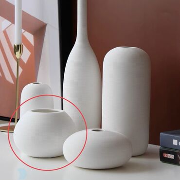 круглая ваза: Минималистичные белые вазы Осталась маленькая круглая 13.5*10 см