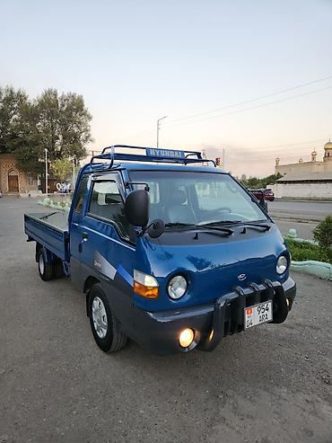 Транспорт: Hyundai Porter — компактный бортовой грузовик синего цвета — 3