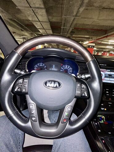 Kia: Kia Optima – qara rəng, sedan kuzov. Şəhərdaxili və magistral yollarda — 11