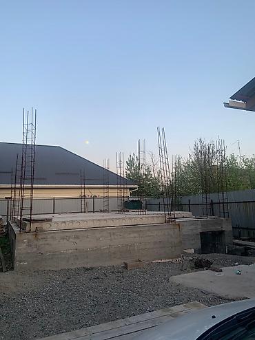 Продажа коттеджей и домов: Продаётся участок с отличным фундаментом в Бишкеке! Продаю участок в — 16