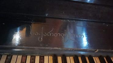 tap az piano: Upright pianino – klassik qara korpus, ön paneldə dekorativ naxışlar — 2