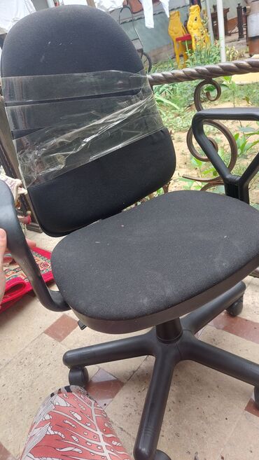 аренда мебели: Отдам кресло офисное на колесах